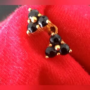 18 KT SOLID GOLD EAR STUDS 7x7mm, 3 Saphires 3 mm Round, Screw Back Closure, 2g